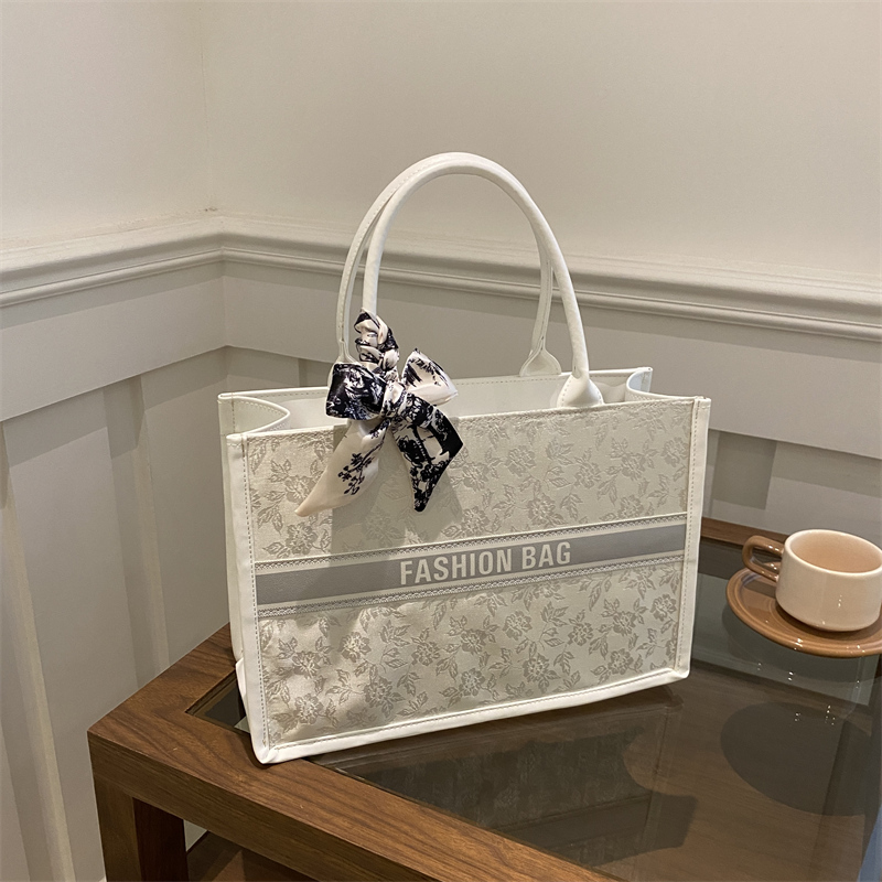 Luxury Bag Collection - Lüks Zarif Kadın Tote Çantası İşlemeli